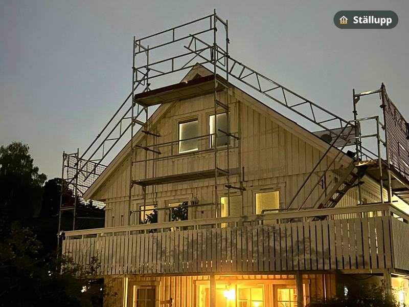 Gavelställning med trapptorn och räcken på en vit villa